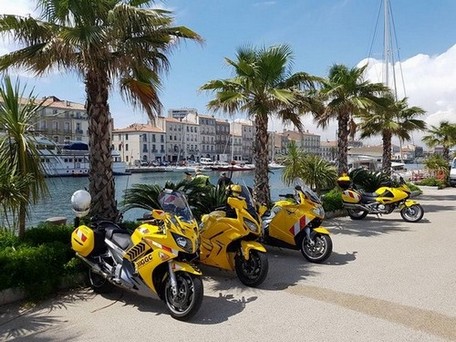 Equipage motos pour guidage d'un convoi